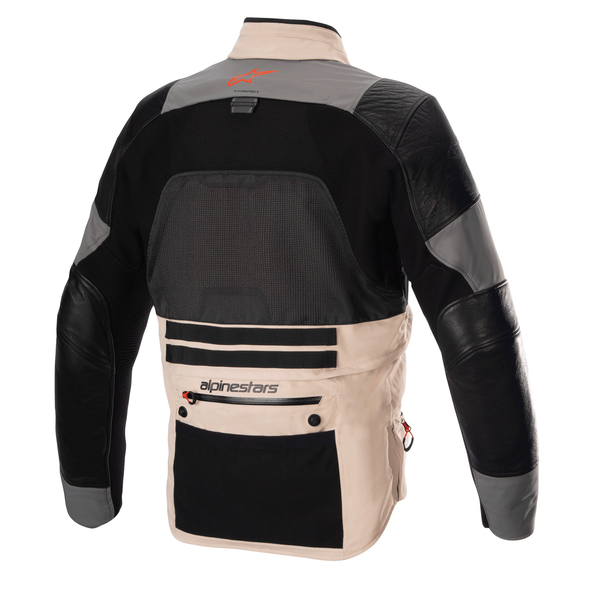 Alpinestars AMT-10R Drystar XF-jacka, äventyrsmotorcykeljacka, vy bakifrån i värmekonfiguration, Fur Gray och Pale Brown med svarta paneler, med en stor meshpanel på ryggen för ventilation, läderförstärkningar på armarna och en stor förvaringsficka i ländryggen med Alpinestars-logotyp.