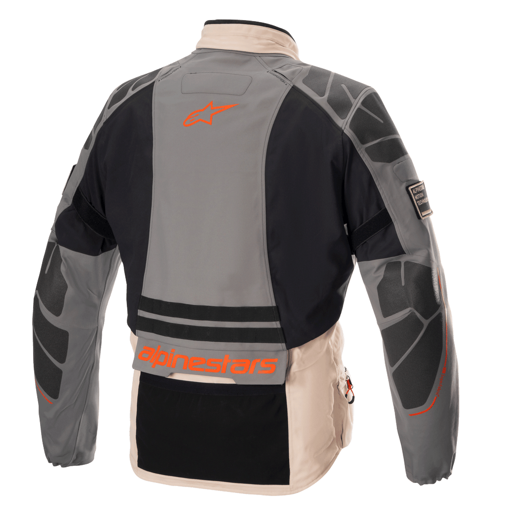 Alpinestars AMT-10R Drystar® XF-jacka, äventyrsmotorcykeljacka, grå, ljusbrun och orange, baksida som visar skyddande axel- och armbågsförstärkningar, orange Alpinestars-logotyp, modulär allvädersdesign i textil