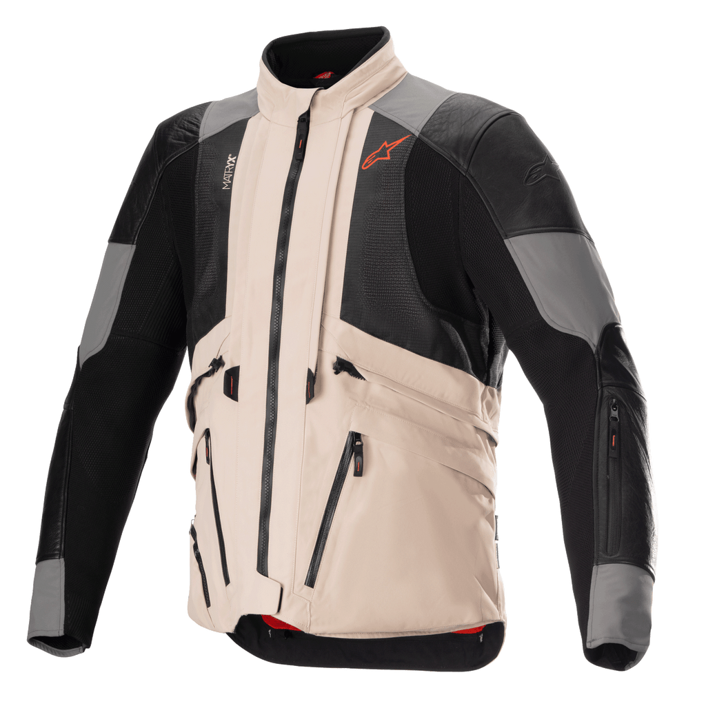 Alpinestars AMT-10R Drystar XF-jacka i värmekonfiguration, adventure-motorcykeljacka, Fur Gray och Pale Brown med svarta meshpaneler, modulär design för maximalt luftflöde, flera praktiska fickor och Spicy Orange Alpinestars-logotyp på bröstet.