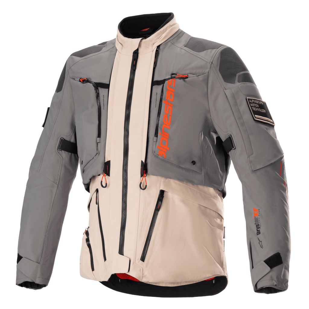 Alpinestars AMT-10R Drystar XF-jacka, adventure touring-motorcykeljacka, grå och ljusbrun med orange detaljer, modulär textilkonstruktion med dragkedjor fram, förstärkta axel- och armbågspartier och hög krage, professionell skyddsutrustning för motorcykelkörning