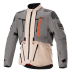 Alpinestars AMT-10R Drystar XF-jacka, adventure touring-motorcykeljacka, grå och ljusbrun med orange detaljer, modulär textilkonstruktion med dragkedjor fram, förstärkta axel- och armbågspartier och hög krage, professionell skyddsutrustning för motorcykelkörning