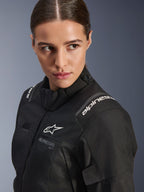 Alpinestars Stella Andes V4 Drystar® jacka för dam, svart motorcykeljacka, närbild studio-porträtt som visar överkropp och axel, vita Alpinestars-logotyper, högkvalitativt textilmaterial och en stilren feminin passform