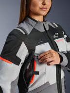 Alpinestars Stella Andes V4 Drystar® jacka, vattentät MC-jacka för dam, grå och korall, justering av ventilation.