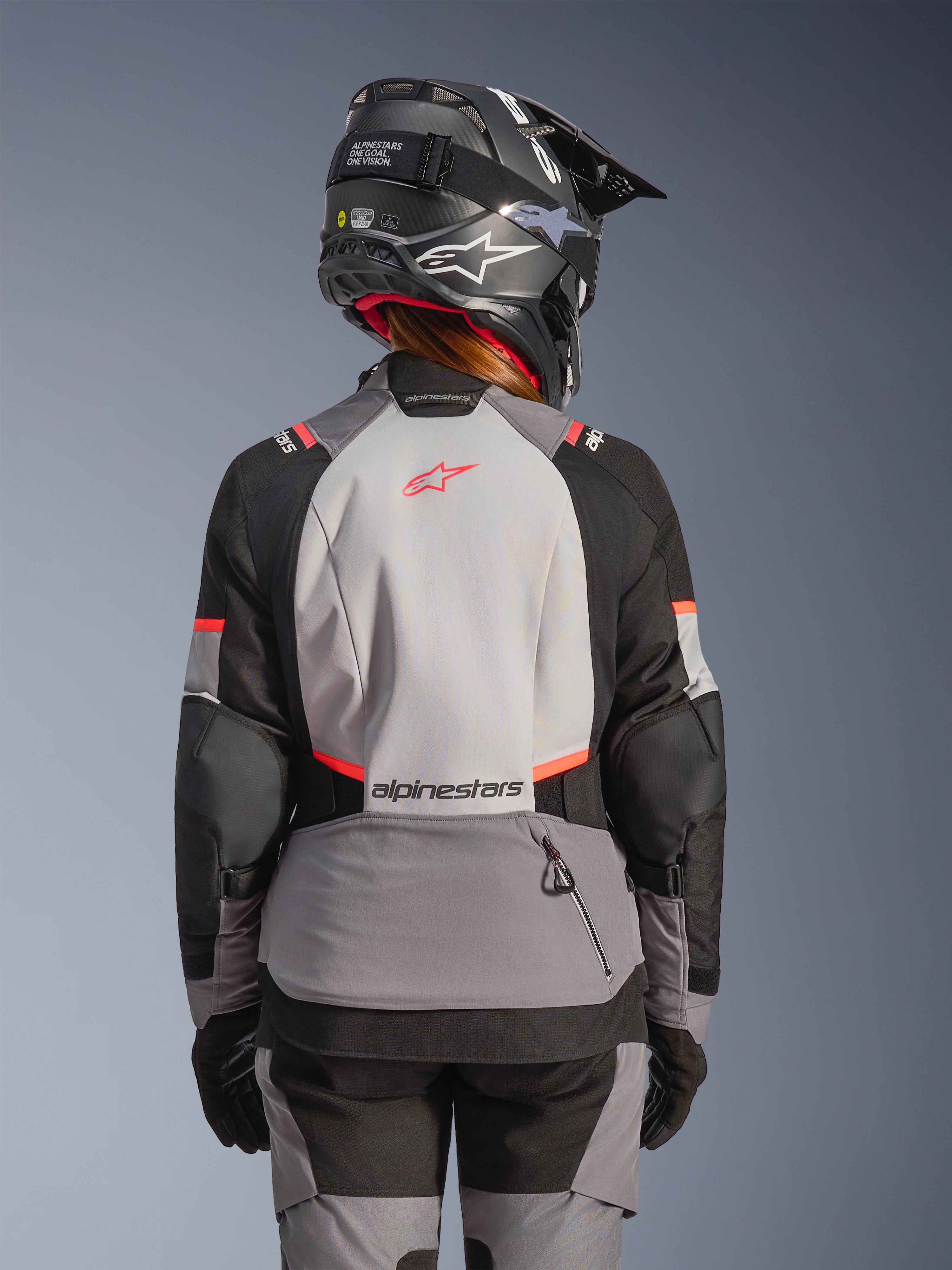 Alpinestars Stella Andes V4 Drystar jacka, vattentät MC-jacka för dam, grå och svart med coral fluo, ryggvy på modell.