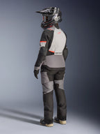 Alpinestars Stella Andes V4 Drystar® jacka, motorcykeljacka för dam för touring och äventyr, grå och svart med korallfärgade detaljer, vattentät textil, vy bakifrån.