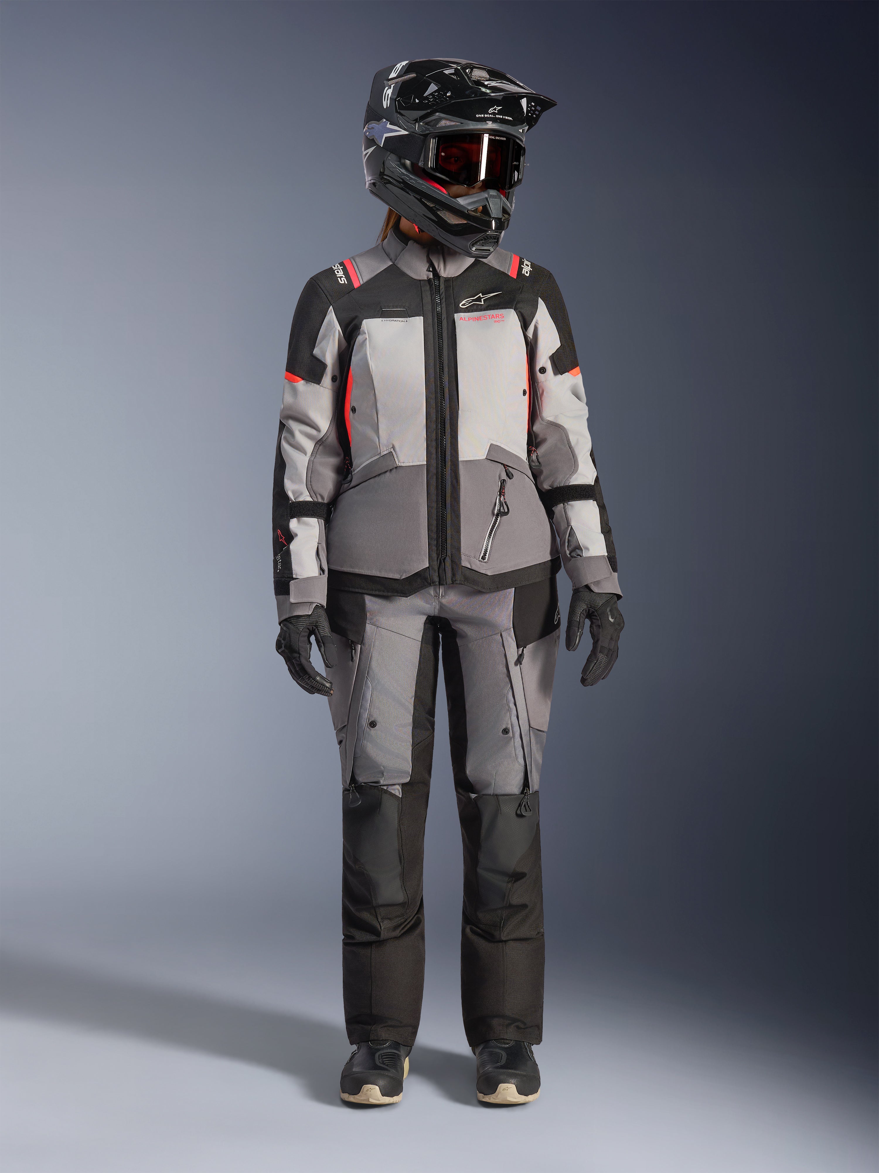 Alpinestars Stella Andes V4 Drystar jacka, äventyrsutrustning för dam, grå och korallrosa, textil, vattentät, matchande byxor.