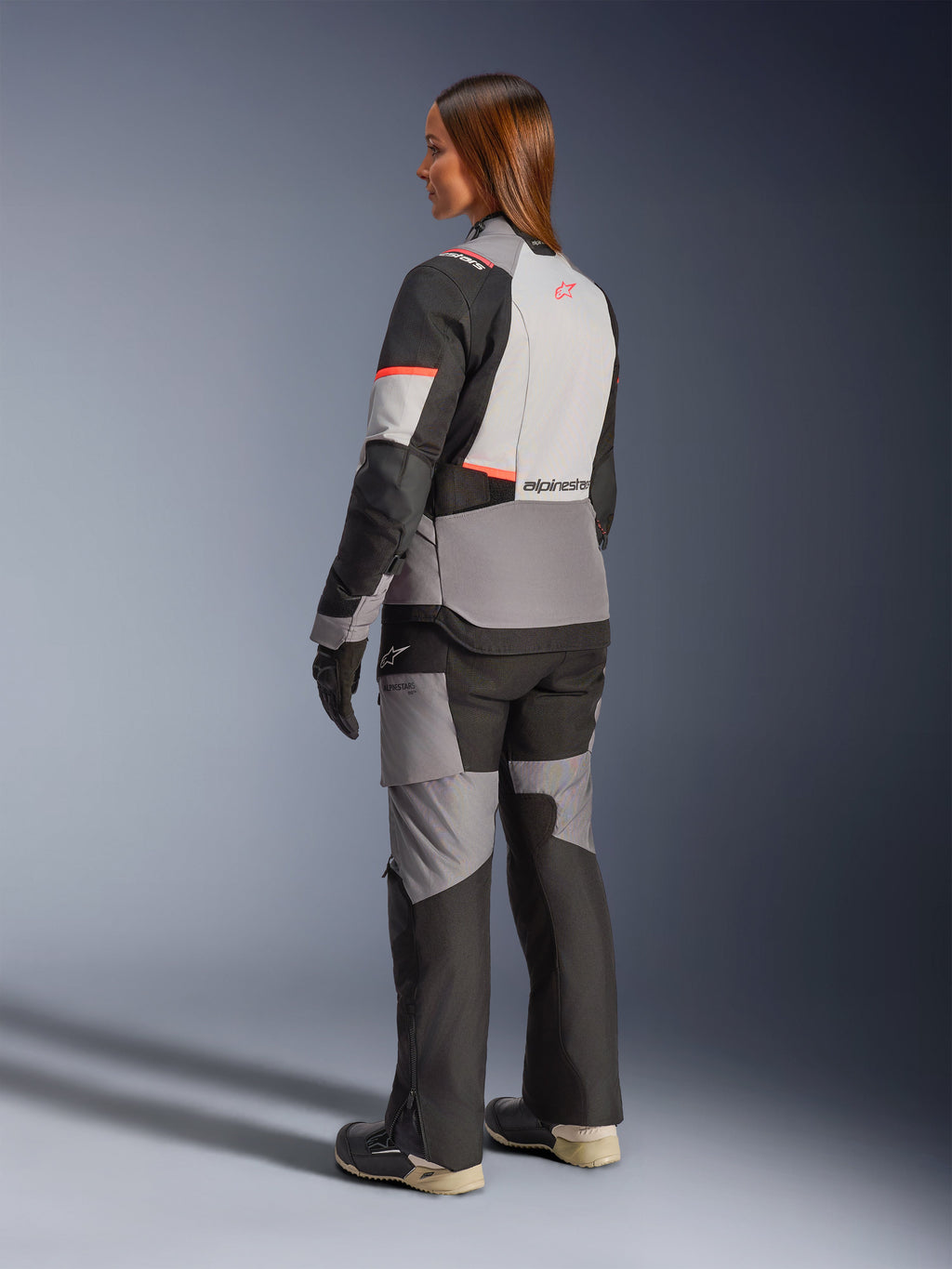 Alpinestars Stella Andes V4 Drystar jacka, grå och svart vattentät äventyrsjacka för damer, vy bakifrån med koralldetaljer.
