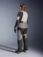Alpinestars Stella Andes V4 Drystar jacka, grå och svart vattentät äventyrsjacka för damer, vy bakifrån med koralldetaljer.