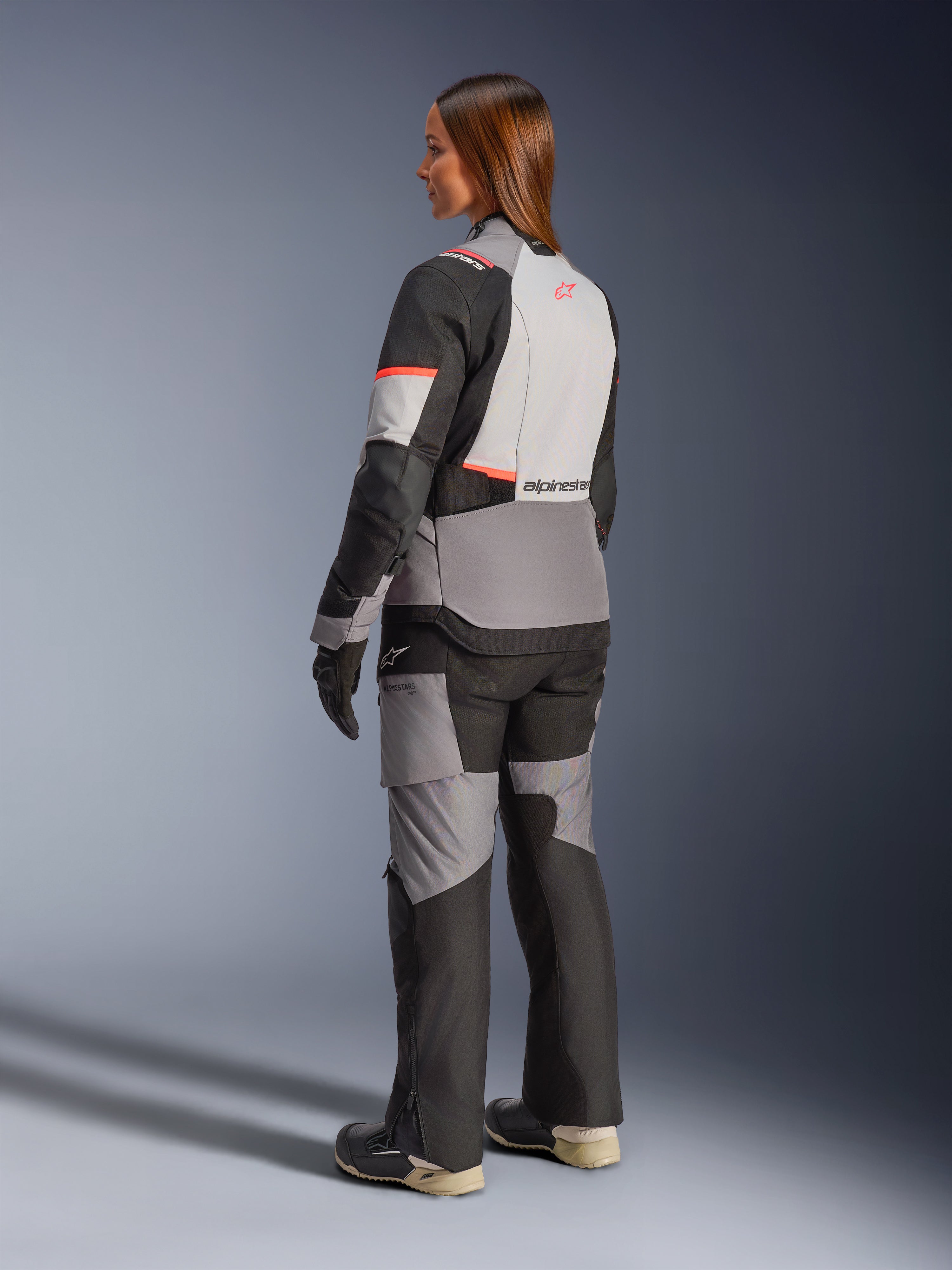 Alpinestars Stella Andes V4 Drystar jacka, grå och svart vattentät äventyrsjacka för damer, vy bakifrån med koralldetaljer.