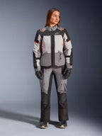 Alpinestars Stella Andes V4 Drystar® jacka, vattentät touringjacka för dam, grå och svart med korallrosa detaljer, CE-certifierat skydd bärs av modell.
