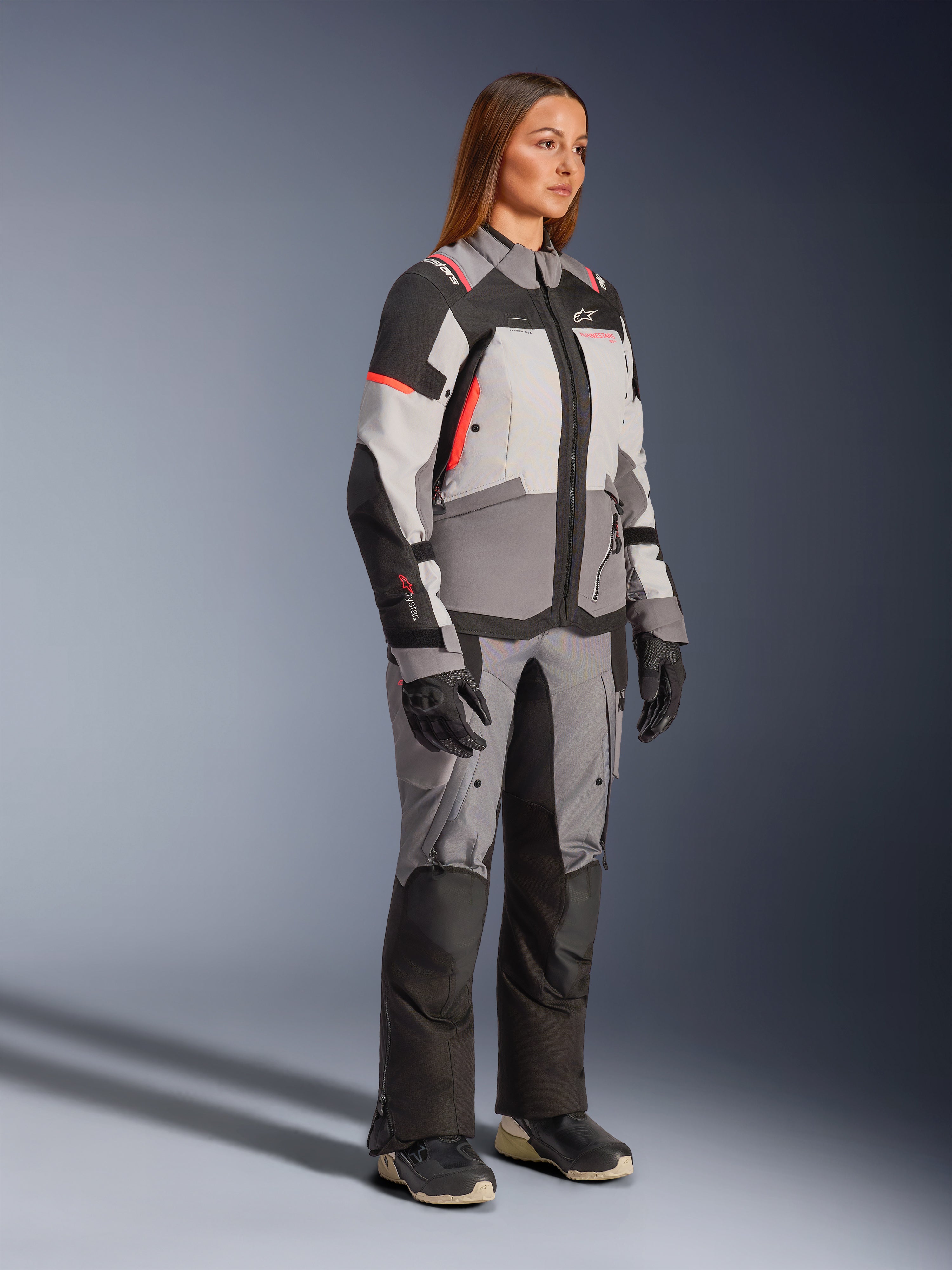 Alpinestars Stella Andes V4 Drystar jacka, vattentät äventyrsjacka för dam, grå och svart, tekniskt textilmaterial för touring.
