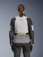 Alpinestars Stella Andes V4 Drystar® jacka, äventyrsmotorcykeljacka för dam, baksida, Ice Gray, Dark Gray och svart med neon gula detaljer, Alpinestars-logotyp på övre och nedre ryggen, slitstark textilkonstruktion för touring i alla väder