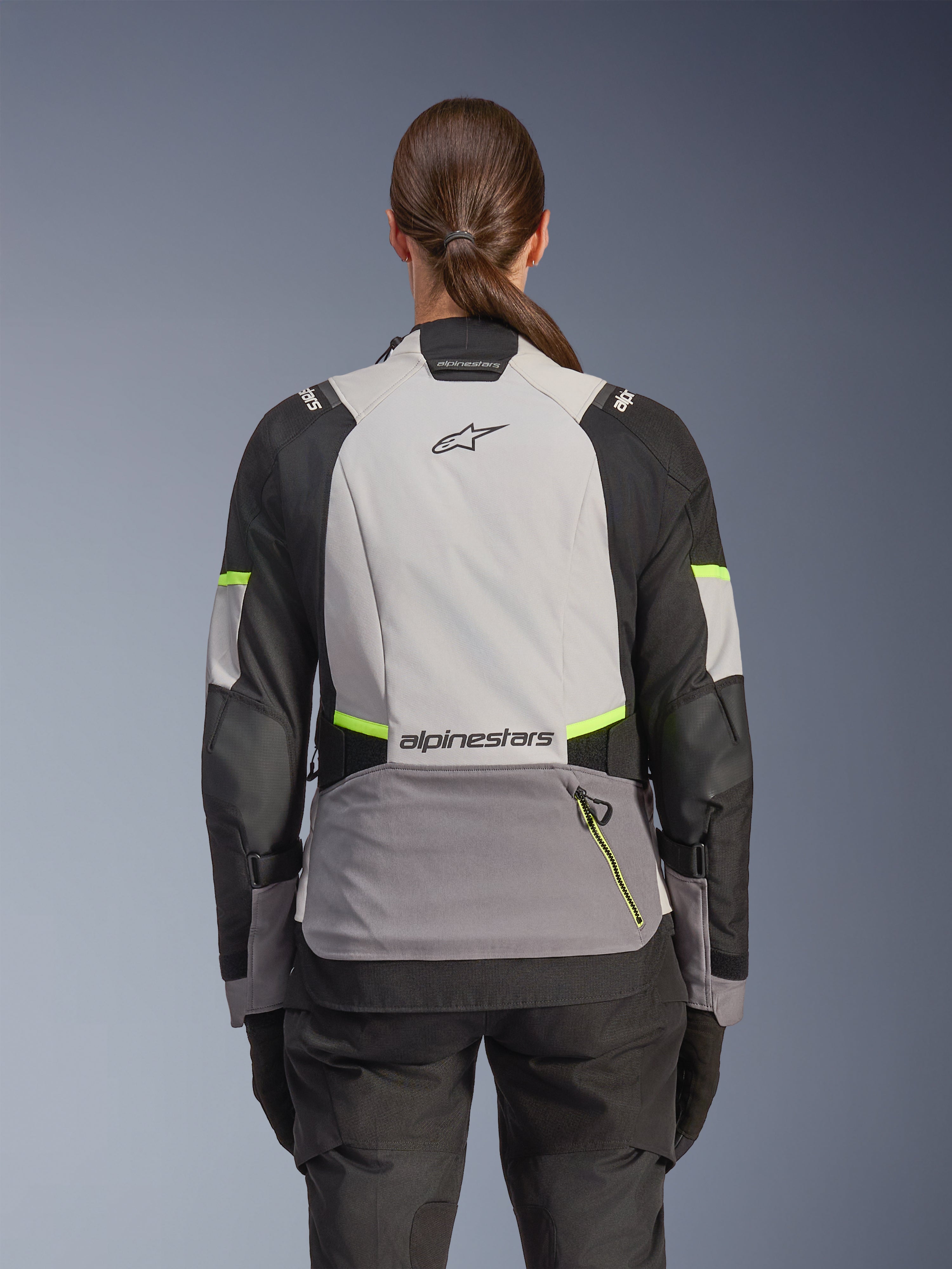 Alpinestars Stella Andes V4 Drystar® jacka, äventyrsmotorcykeljacka för dam, baksida, Ice Gray, Dark Gray och svart med neon gula detaljer, Alpinestars-logotyp på övre och nedre ryggen, slitstark textilkonstruktion för touring i alla väder