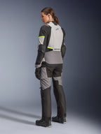 Alpinestars Stella Andes V4 Drystar® jacka för dam, adventure-touring motorcykeljacka, Ice Gray och Dark Gray med Yellow Fluo-detaljer, baksida på en modell i matchande textilbyxor, med vattentät konstruktion och förstärkta ripstop-paneler.