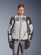 Alpinestars Stella Andes V4 Drystar® damjacka, isgrå och mörkgrå med neongula detaljer, äventyrsjacka för motorcykel, bärs med matchande byxor och handskar, med skyddande textilkonstruktion och Alpinestars-branding.
