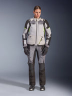 Alpinestars Woman Stella Andes V4 Drystar® Jacka, Ice Gray och Dark Gray med svarta och Yellow Fluo-detaljer, bärs med matchande mc-byxor och handskar, vattentät adventure-touring-utrustning för kvinnor