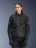 Alpinestars Stella Andes Air Drystar® Jacka, touringjacka för damer, svart med grå accenter och en liten röd logotyp, med ventilationspaneler i mesh, hög krage och flera praktiska fickor, bärs med matchande handskar och byxor