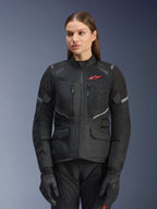 Alpinestars Stella Andes Air Drystar® Jacka, touringjacka för damer, svart med grå accenter och en liten röd logotyp, med ventilationspaneler i mesh, hög krage och flera praktiska fickor, bärs med matchande handskar och byxor