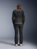 Kvinna i Alpinestars Stella Andes Air Drystar®-jacka och matchande byxor, svart, vy bakifrån som visar stor grå Alpinestars-logotyp på den nedre ryggfickan, liten röd stjärnlogotyp på övre ryggen, ventilationspaneler i mesh och reflexdetaljer för adventure touring