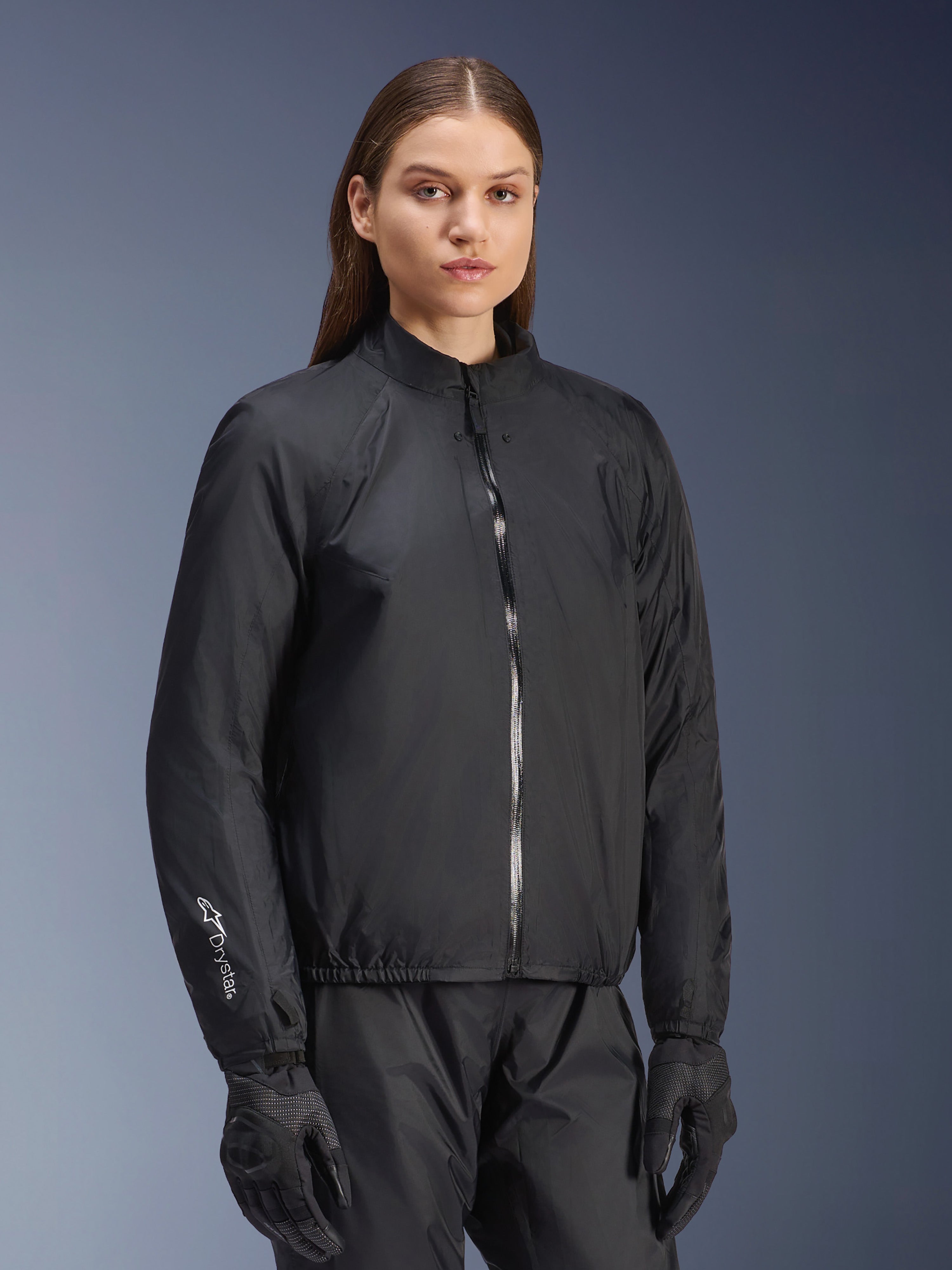 Alpinestars Stella Andes Air Drystar®-jacka, motorcykeljacka för dam, svart, med det avtagbara vattentäta membranlagret med hel dragkedja framtill och Drystar-logotyp på ärmen, bärs med matchande svarta mc-byxor och handskar