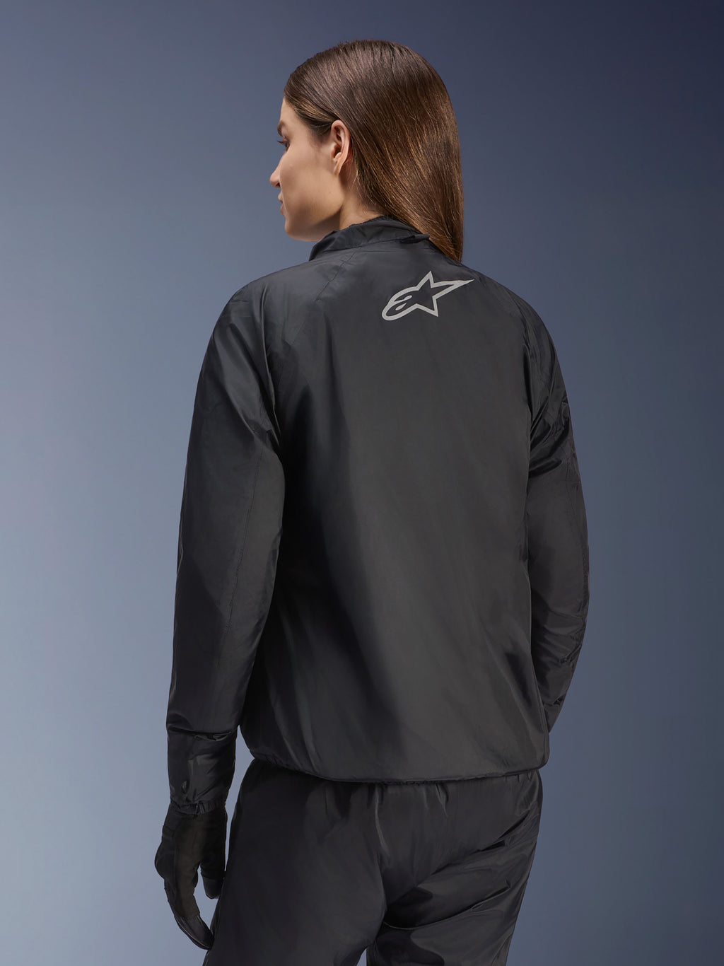 Alpinestars Stella Andes Air Drystar® Jacket, motorcykeljacka för dam, svart, vy bakifrån som visar silverstjärnelogotyp, matchad med svarta byxor och handskar, lätt vattentät touringutrustning