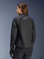 Alpinestars Stella Andes Air Drystar® Jacket, motorcykeljacka för dam, svart, vy bakifrån som visar silverstjärnelogotyp, matchad med svarta byxor och handskar, lätt vattentät touringutrustning