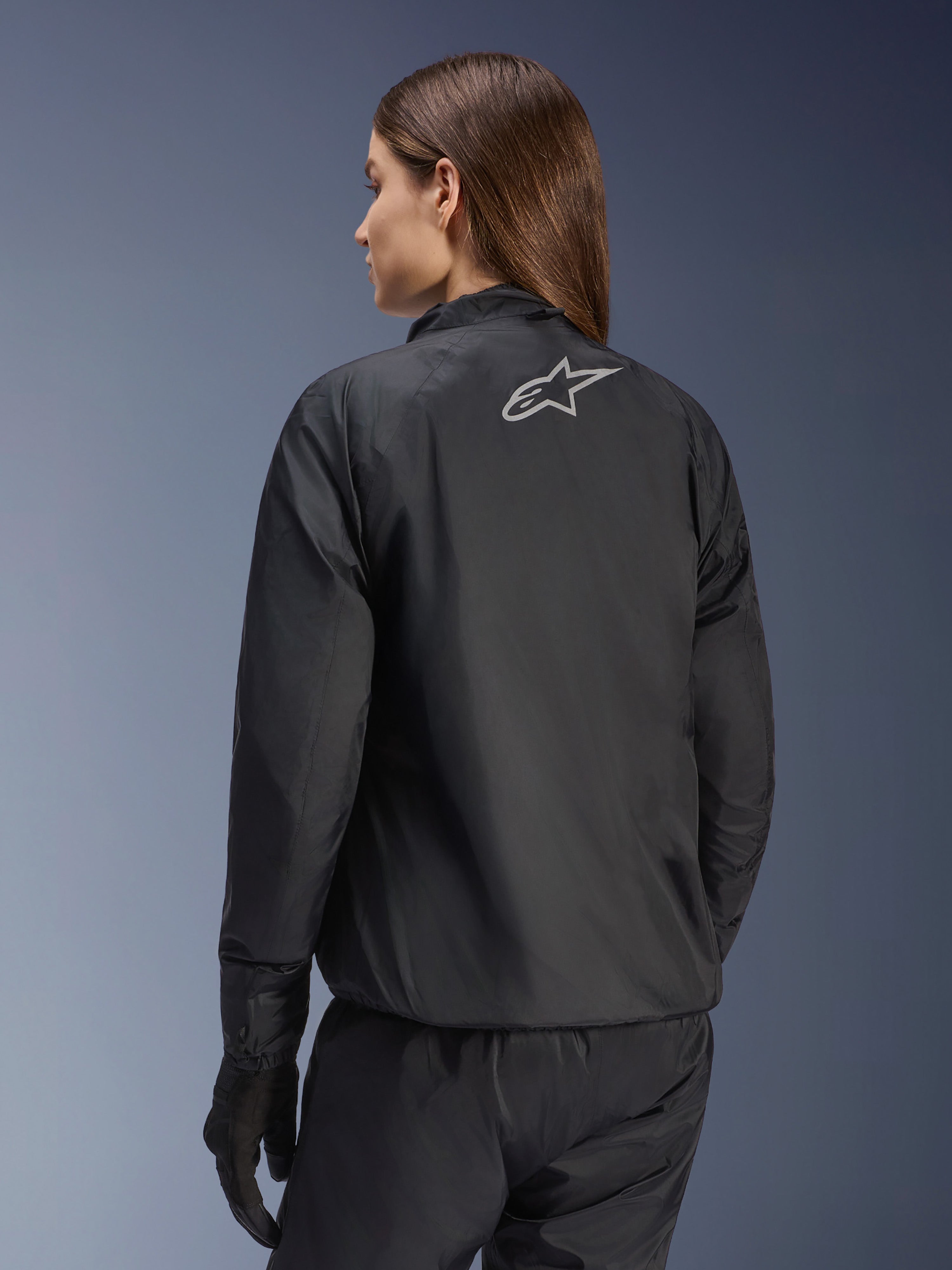 Alpinestars Stella Andes Air Drystar® Jacket, motorcykeljacka för dam, svart, vy bakifrån som visar silverstjärnelogotyp, matchad med svarta byxor och handskar, lätt vattentät touringutrustning