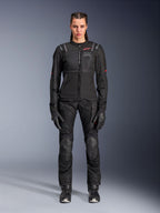 Alpinestars Stella Andes Air Drystar Pants, dambyxor för motorcykeltouring, svarta, med ventilationspaneler i mesh och förstärkt knäskydd, bärs med matchande jacka och handskar, äventyrstouringkläder