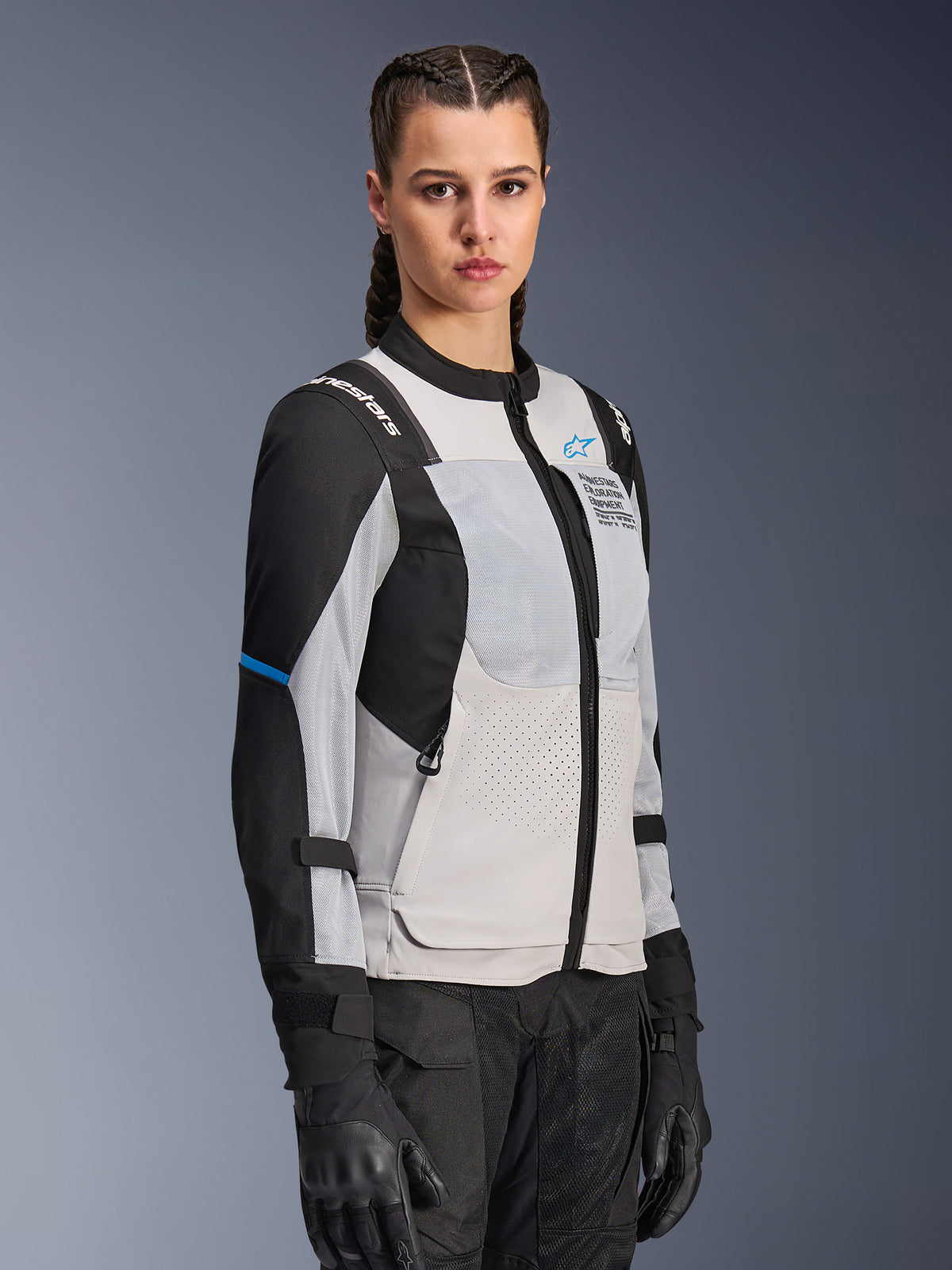 Alpinestars Stella ST-2 Air damjacka, motorcykeljacka i isgrått och svart, stora ventilationspaneler i mesh och laserskurna perforeringar, "Alpinestars Exploration Equipment"-märkning på bröstet, teknisk sommarutrustning