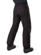 Alpinestars Amt-8 Stretch Drystar® XF byxfoder, svart, vy bakifrån som visar det vattentäta fodret buret över svarta motorcykelstövlar, med Drystar XF-logotyp på underbenet, elastiska benslut och lätt stretchmaterial för adventure touring.