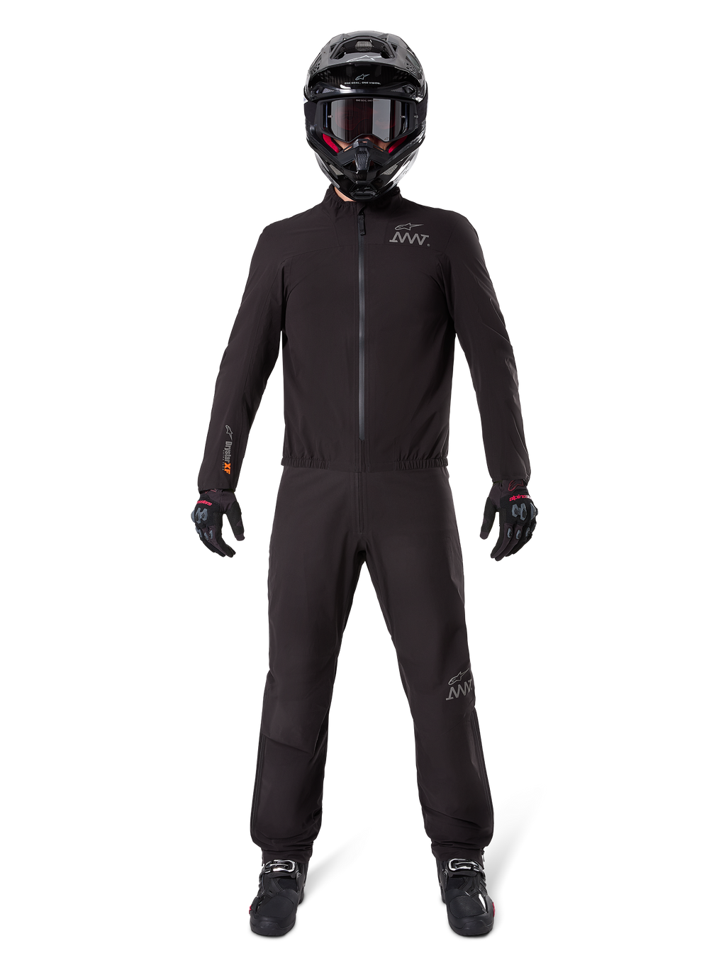 Motorcykelförare iförd Alpinestars AMT-8 Stretch Drystar® XF byxfoder och matchande jacka, helsvart vattentät och vindtät teknisk utrustning, svart hjälm, handskar och stövlar, stilren adventure touring-design.
