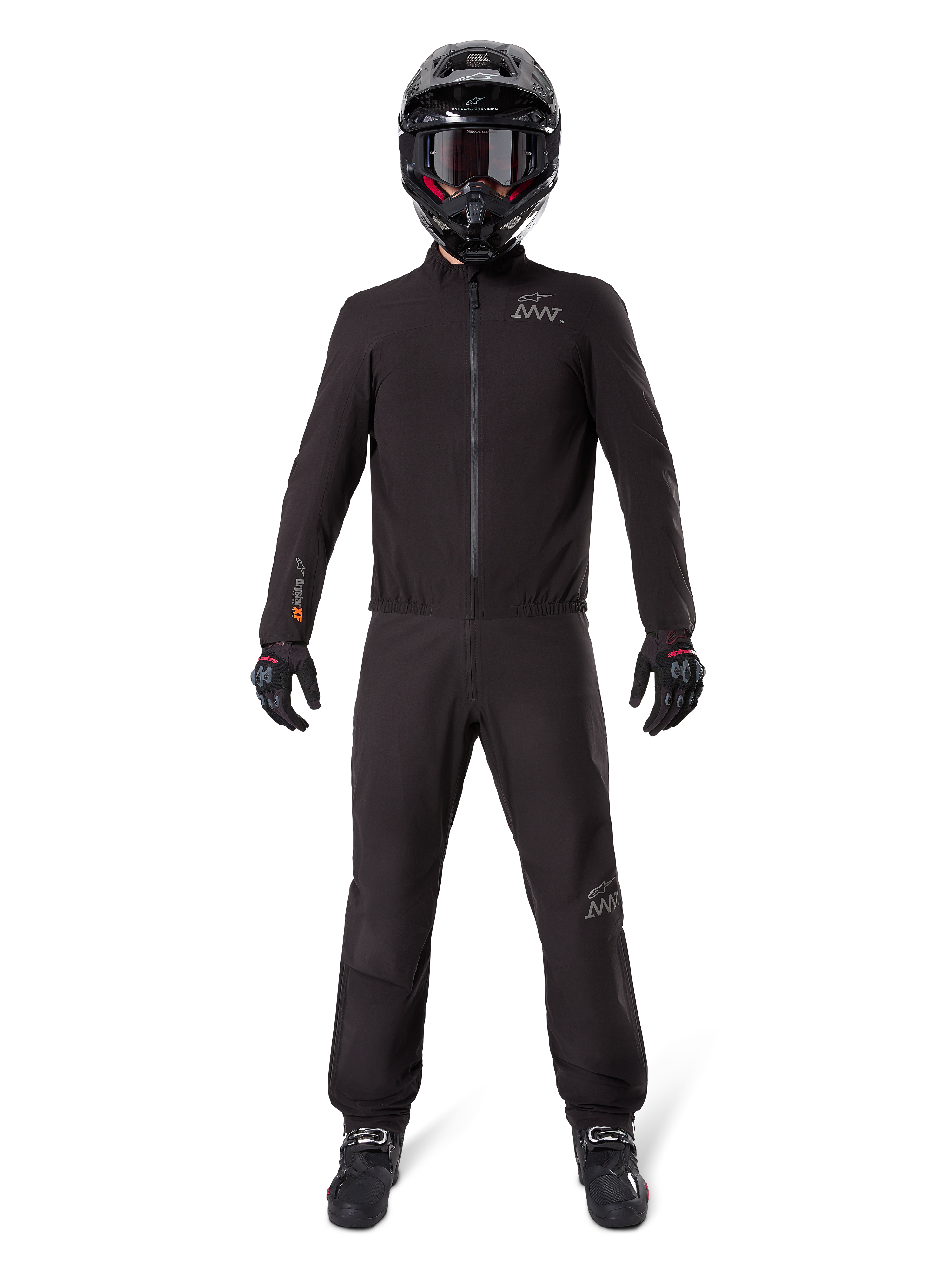 Motorcykelförare iförd Alpinestars AMT-8 Stretch Drystar® XF byxfoder och matchande jacka, helsvart vattentät och vindtät teknisk utrustning, svart hjälm, handskar och stövlar, stilren adventure touring-design.