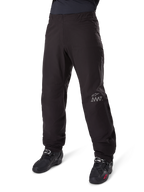 Alpinestars Amt-8 Stretch Drystar® XF byxfoder, svart, vattentät och stretchbar textilkonstruktion med silverfärgad AMT-logotyp, bärs med svarta MC-stövlar, komponent för äventyrs-touring motorcykelutrustning.