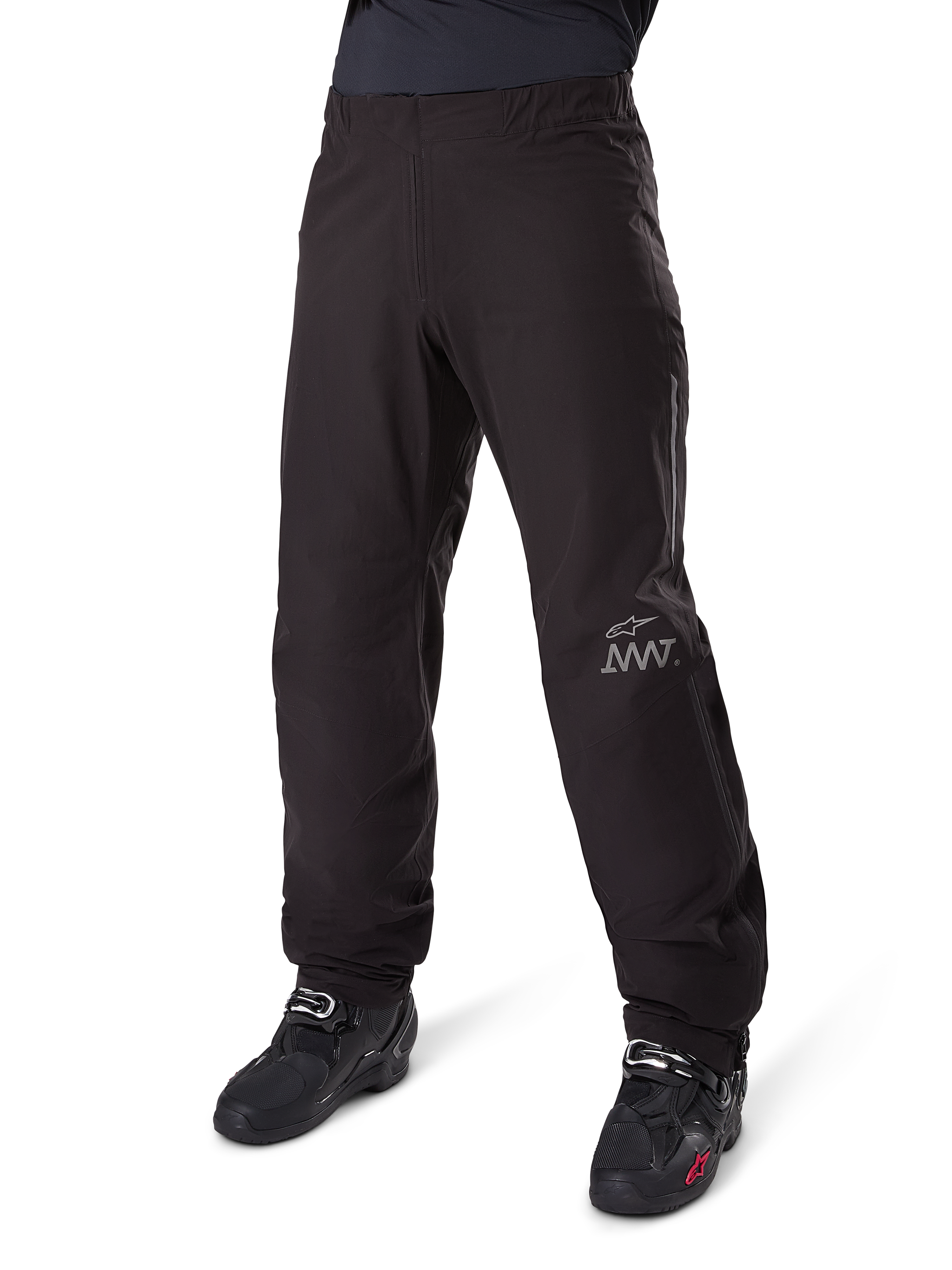 Alpinestars Amt-8 Stretch Drystar® XF byxfoder, svart, vattentät och stretchbar textilkonstruktion med silverfärgad AMT-logotyp, bärs med svarta MC-stövlar, komponent för äventyrs-touring motorcykelutrustning.