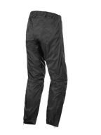 Alpinestars Hurricane Rain V2 Pant, vattentäta regnbyxor för motorcykel, svarta, vy bakifrån som visar elastiskt midjeband och muddar, lätt vindtåligt laminerat tyg med dragkedjor vid bensluten för enkel åtkomst till stövlar, skyddsutrustning för väg- och äventyrstouring