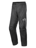 Alpinestars Hurricane Rain V2 Pant, vattentäta motorcykelregnbyxor, svarta, med reflekterande logotyp på vänster lår, elastisk midja, ergonomisk knädesign och glänsande vindtåligt laminerat tyg för väg- och äventyrstouring