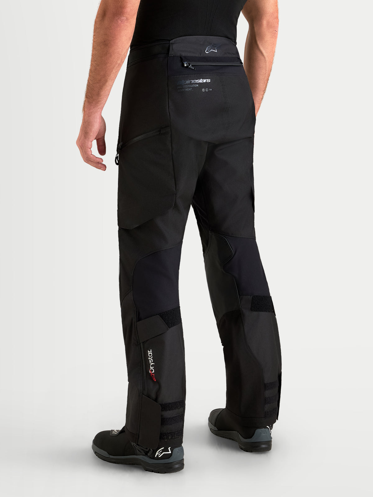 Alpinestars Harok V2 Drystar byxor, svarta äventyrsmotorcykelbyxor för herr, vy bakifrån som visar slitstark ripstop-konstruktion, Drystar-logotyp på nedre benet och over-the-boot-design