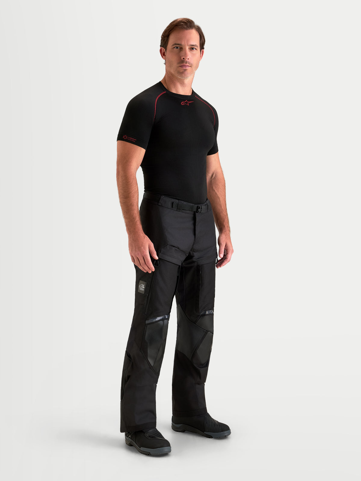 Alpinestars Harok V2 Drystar byxor, svarta äventyrsmotorcykelbyxor i slitstark ripstop-konstruktion med lårventilation, bars av en manlig modell