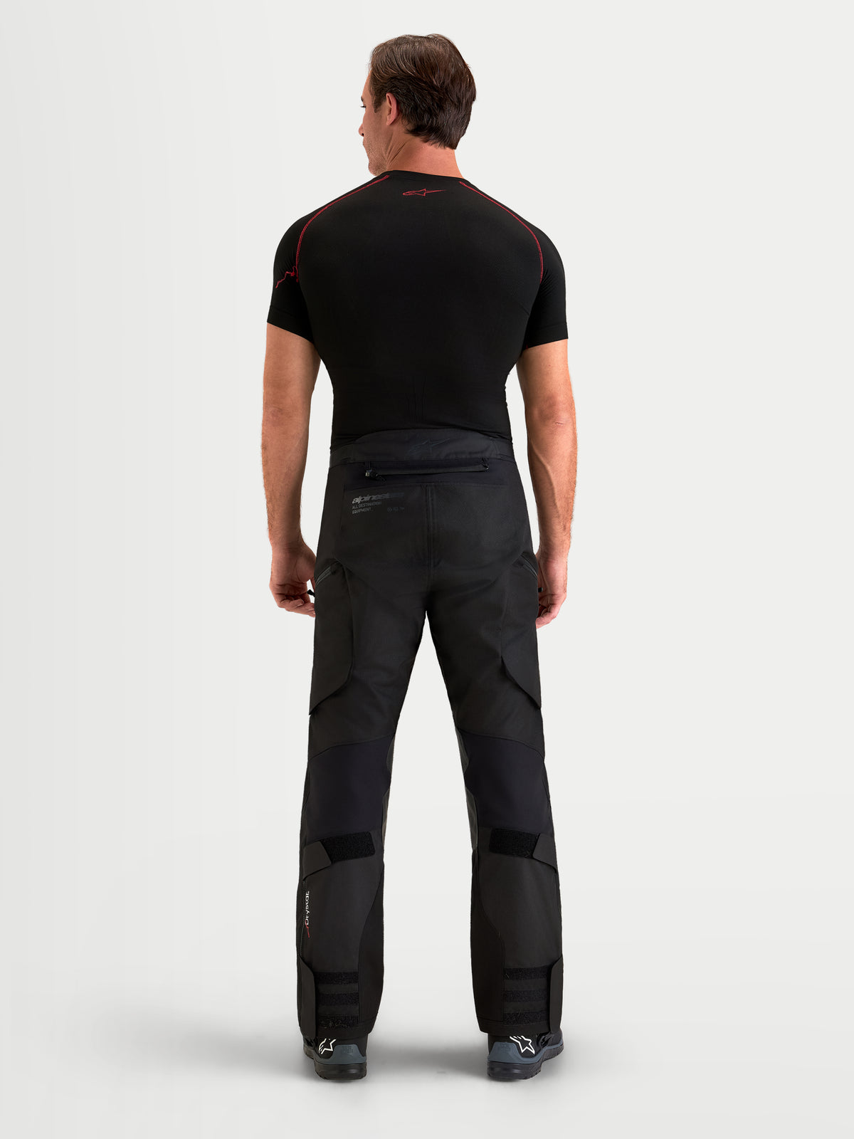 Alpinestars Harok V2 Drystar byxor, svarta äventyrsmotorcykelbyxor för herr med ripstop-konstruktion, vy bakifrån på modell
