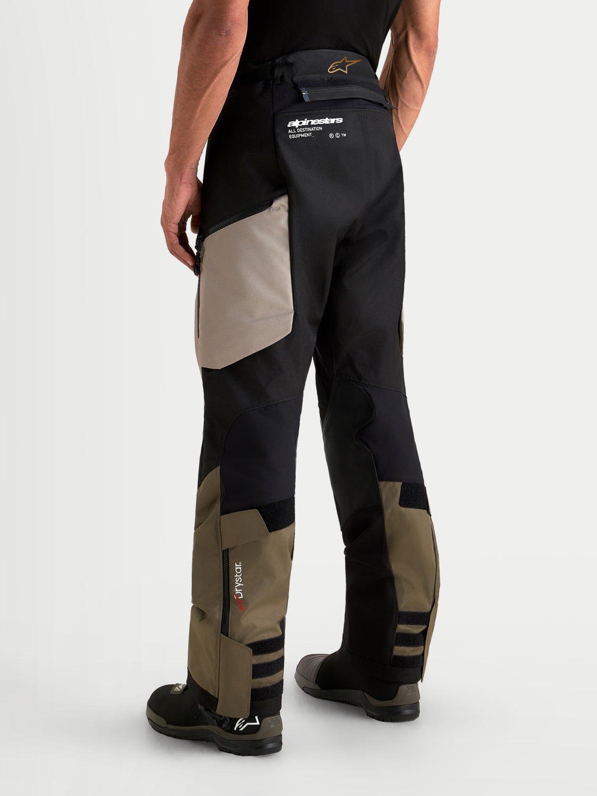 Alpinestars Harok V2 Drystar byxor, äventyrs-motorcykelbyxor för herr i aluminium, valnöt och svart, vy bakifrån som visar slitstark ripstop-konstruktion och Drystar-logotyp