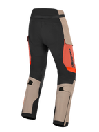 Alpinestars Halo Pro Drystar® XF laminerade byxor, Walnut Rust Black, vy bakifrån av äventyrsmotorcykelbyxor, med valnötsbruna och svarta paneler, rostorange detaljer, justerbara vadremmar och hållbar konstruktion för terrängkörning