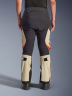 Bakvy av Alpinestars Halo Pro Drystar® XF laminerade byxor, Mastic Black med beigea paneler och orangea detaljer, adventure-motorcykelbyxor med teknisk textilkonstruktion, bärs med svarta MC-stövlar