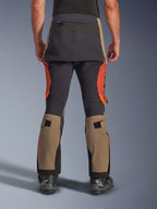 Alpinestars Halo Pro Drystar® XF laminerade byxor i Walnut Rust Black, baksida, äventyrsmotorcykelbyxor med valnötsbruna och rostorangea paneler och svart sätesförstärkning, inkluderar bakficka med dragkedja och justerbara remmar för vadvolym