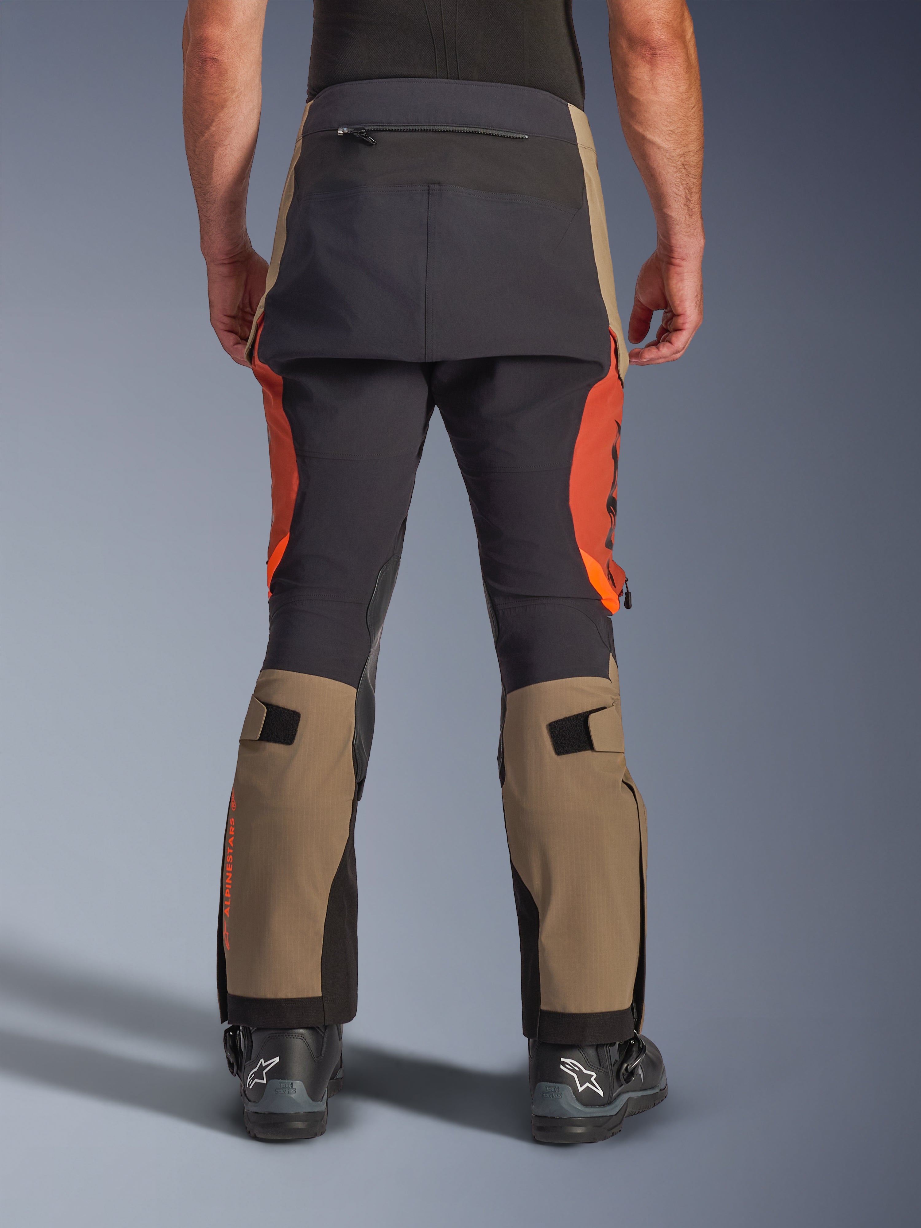 Alpinestars Halo Pro Drystar® XF laminerade byxor i Walnut Rust Black, baksida, äventyrsmotorcykelbyxor med valnötsbruna och rostorangea paneler och svart sätesförstärkning, inkluderar bakficka med dragkedja och justerbara remmar för vadvolym