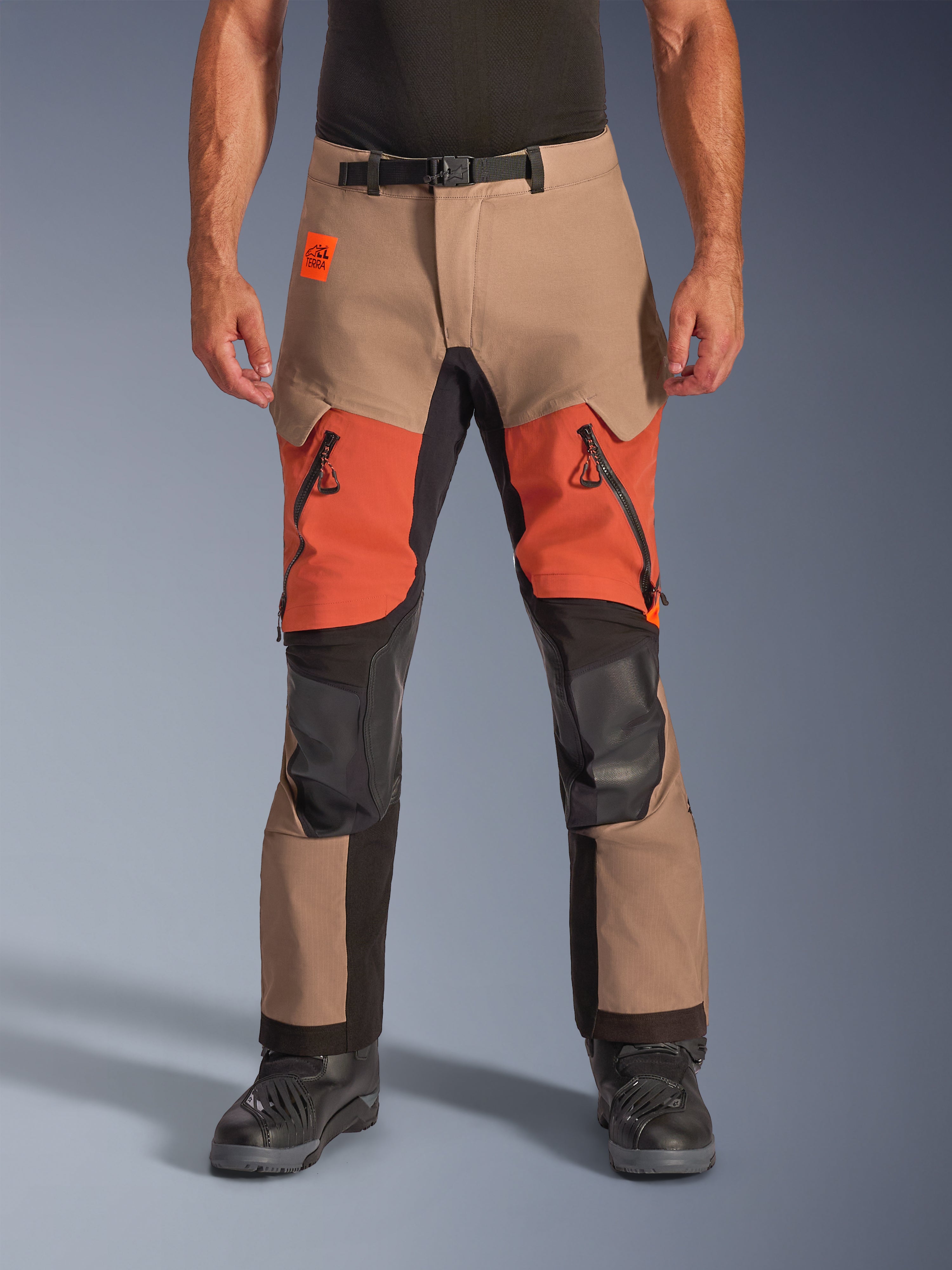 Alpinestars Halo Pro Drystar XF laminerade byxor, touringbyxor för äventyrskörning, valnöt, rost och svart, vattentät laminerad konstruktion, framifrån med orangea lårventiler, svarta YKK AQUASEAL-dragkedjor och justerbart midjebälte.