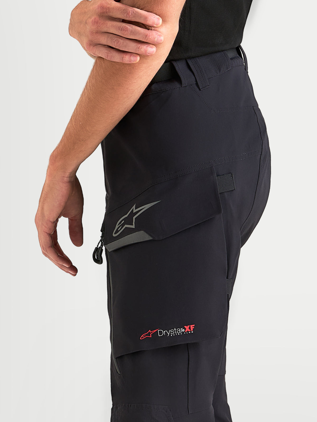 Alpinestars Maxdura Drystar XF laminerade byxor, äventyrsmotorcykelbyxor för herr i svart och mörkgrått, med en vattentålig cargoficka med reflekterande Astar-logotyp och Drystar XF-märkning på modell