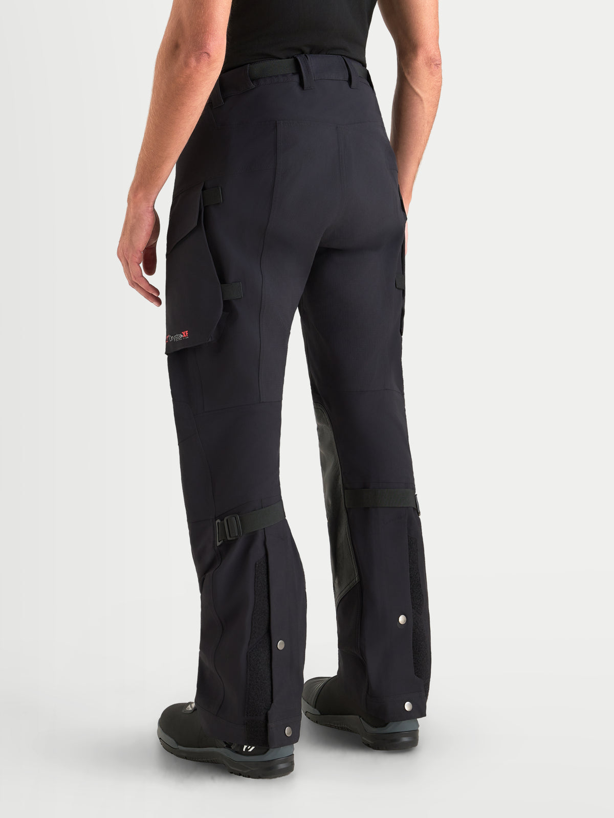 Alpinestars Maxdura Drystar XF Laminated byxor, svarta äventyrsmotorcykelbyxor för herr, vy bakifrån som visar cargofickor, over-the-boot-fit och vattentät laminatkonstruktion