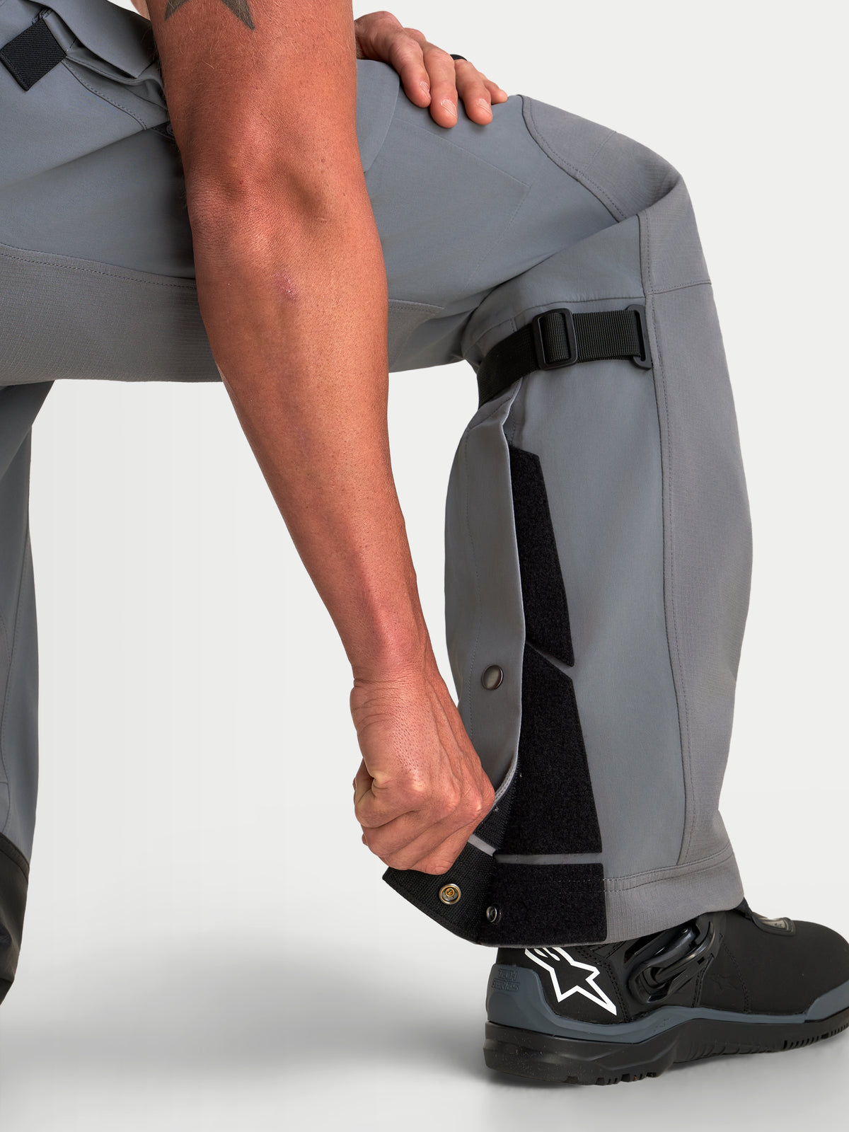Alpinestars Maxdura Drystar XF Laminated byxor, mörkgrå och svarta äventyrsmotorcykelbyxor för herr, med justerbar benkonstruktion och over-the-boot-passform med svarta motorcykelstövlar