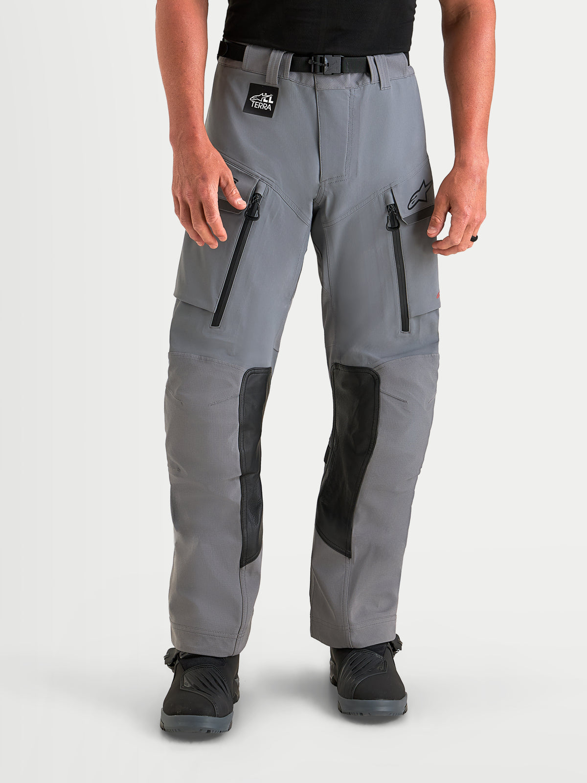 Alpinestars Maxdura Drystar XF Laminated byxor, mörkgrå och svarta äventyrsmotorcykelbyxor för herr med 3-lagers vattentät konstruktion och blixtlåsförsedda lårventiler, bars av en modell