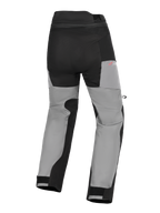 Alpinestars Andes V4 Drystar® byxor, äventyrsmotorcykelbyxor, svarta och mörkgrå, vy bakifrån med förstärkta sittpaneler, röd Drystar-logotyp på höften och justerbara kardborrestängningar vid anklarna.